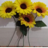 تعدای گل آفتابگردان مصنوعی و گلدان