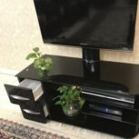 میز تلویزیون شیشه ای کاملا مقاوم