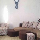 مبل سالم و تمیز راحتی 7 نفره همراه با میز و گل میز